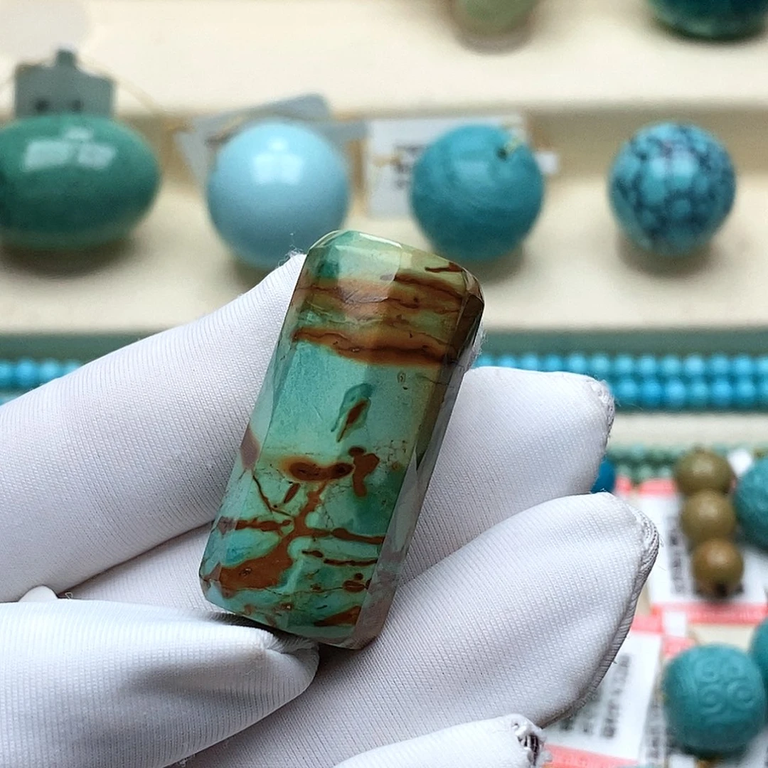 幸***李绿松石未镶嵌珠宝奇石