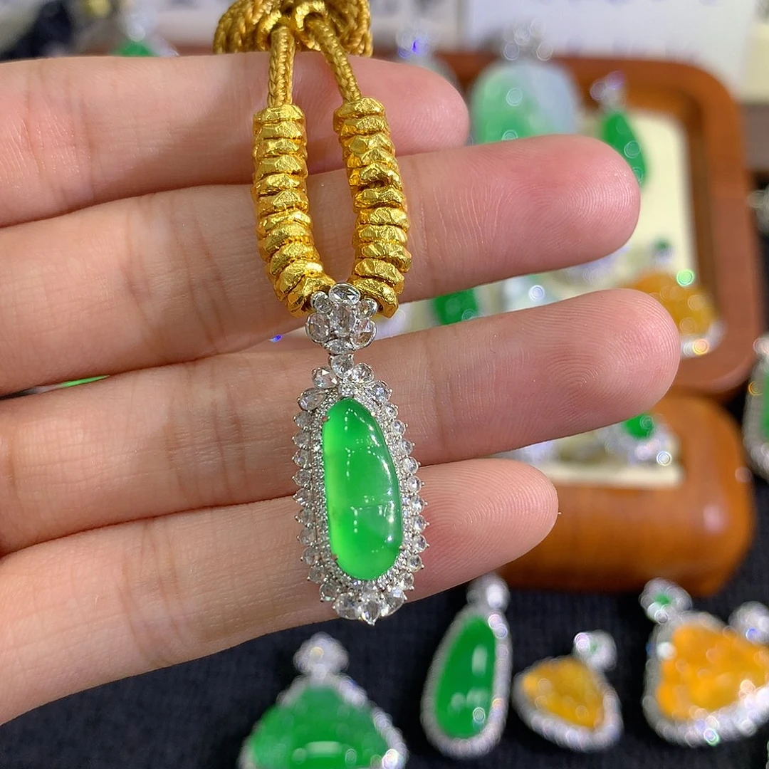 翡翠18K金镶嵌吊坠(不含链)福豆