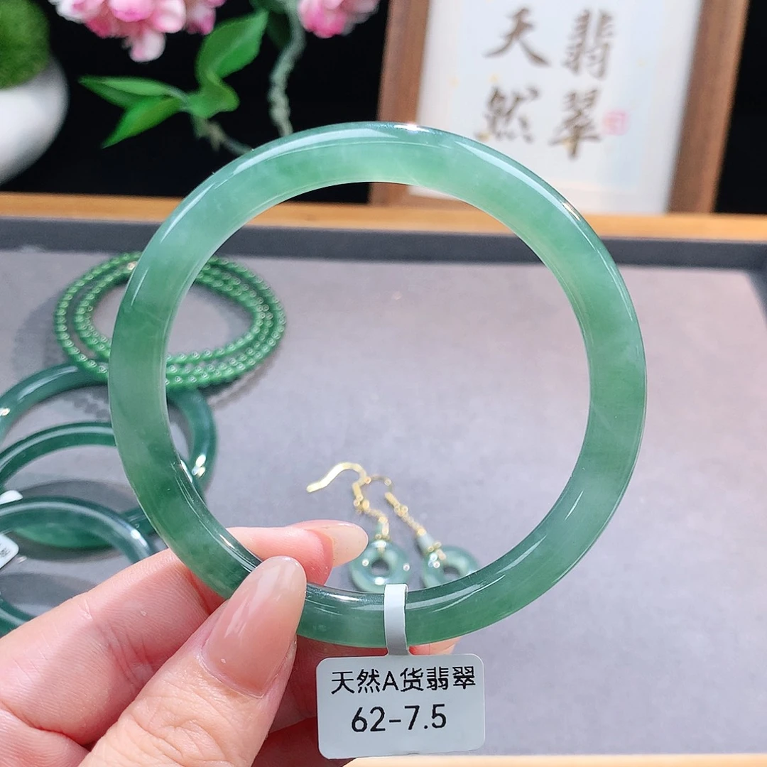 未镶嵌手镯（圆镯）翡翠