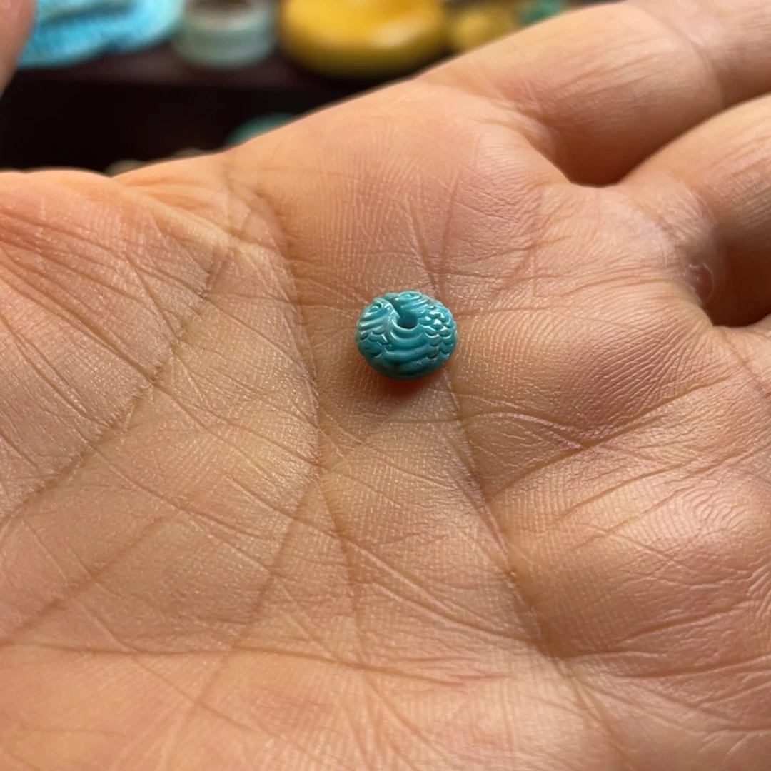 绿松石未镶嵌颈饰龍**?