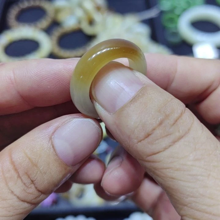 黄***奶和田玉（糖玉）手镯未镶嵌