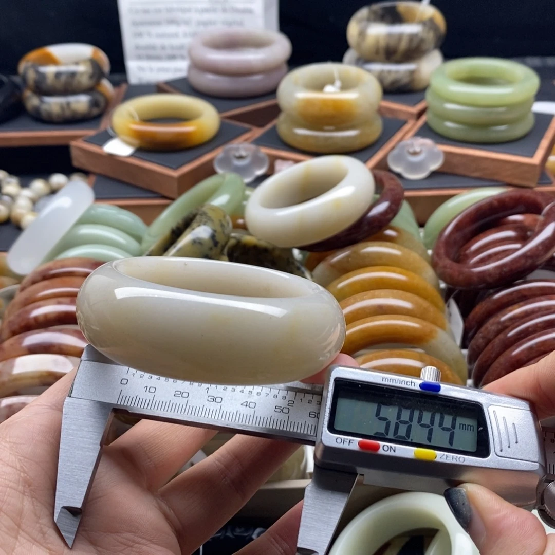 石英质玉未镶嵌手镯瑕疵不退换