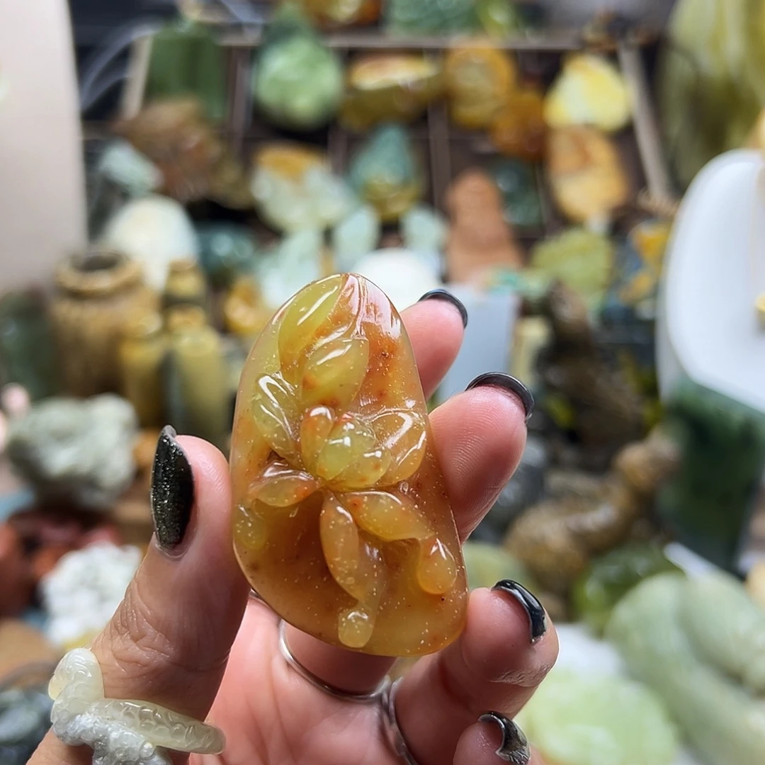 海***星未镶嵌岫玉颈饰辽阳红莲花