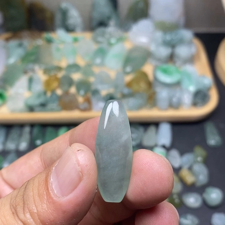 翡翠未镶嵌颈饰随形