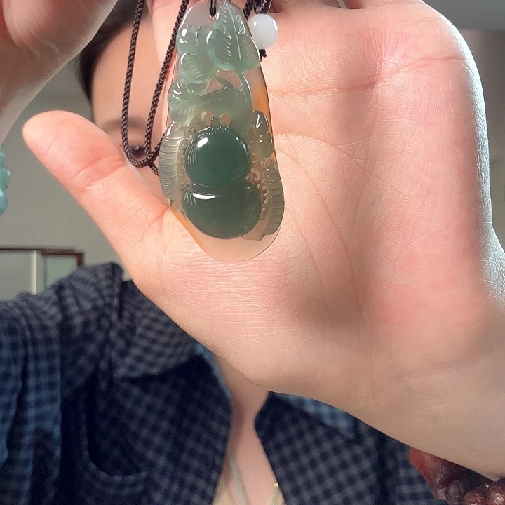 晴***蓝未镶嵌蛇纹石玉颈饰