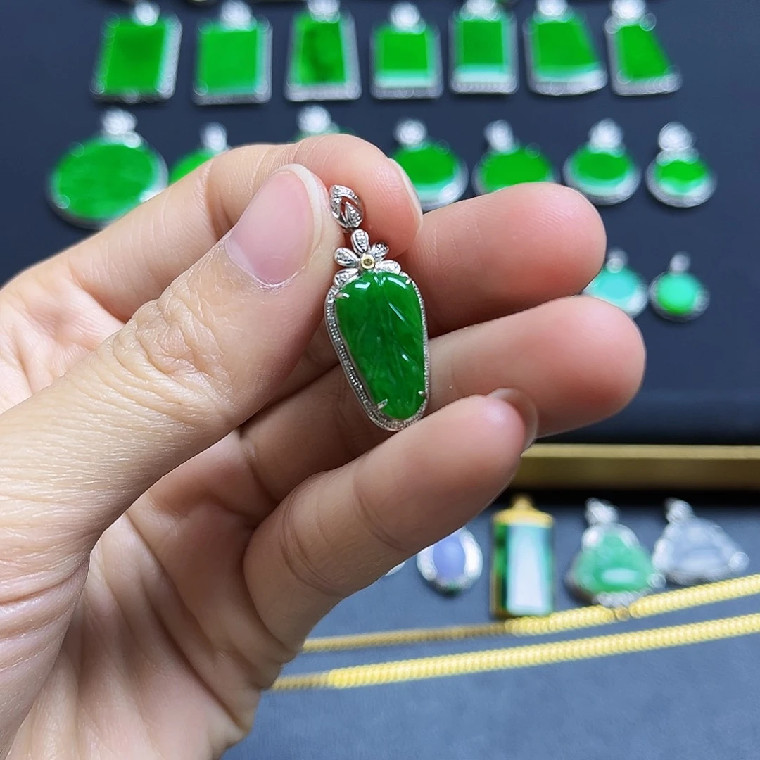 翡翠18K金镶嵌颈饰