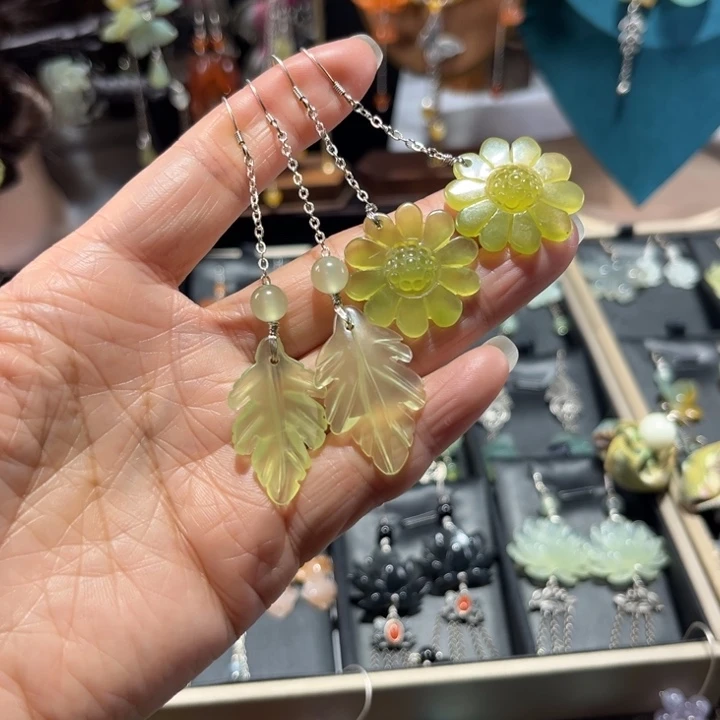 蛇纹石玉未镶嵌耳饰