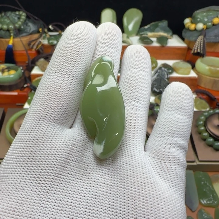 就***儿颈饰未镶嵌岫岩老玉（透闪石质玉）