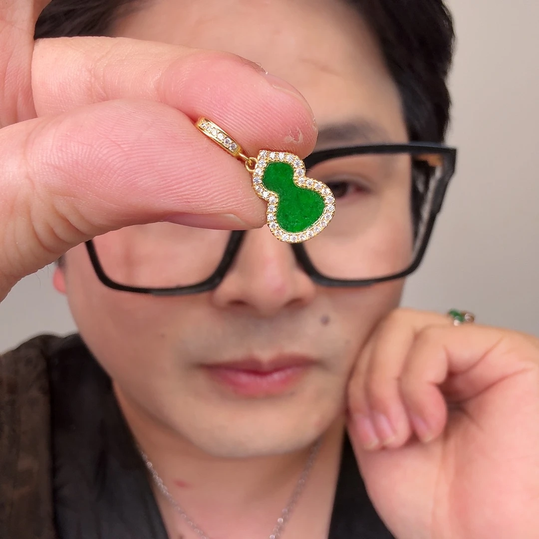 翡翠未镶嵌颈饰一件