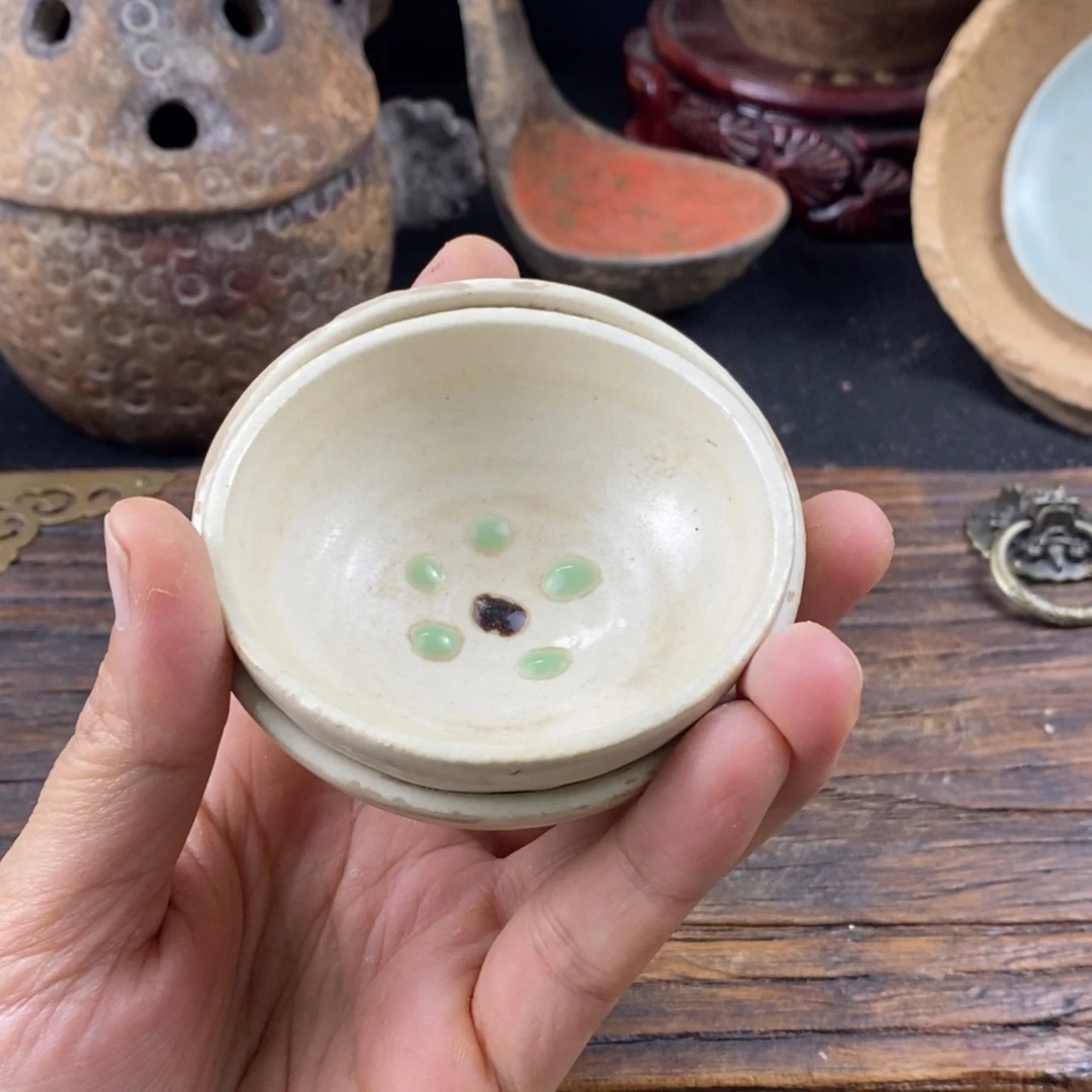 摆件荣*斋邢窑的两只杯子