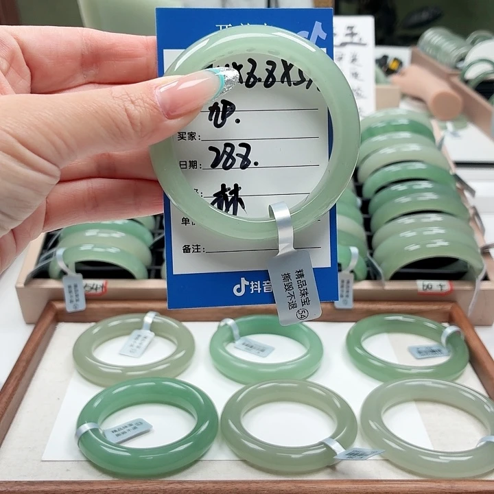 旭****石英岩玉未镶嵌手镯