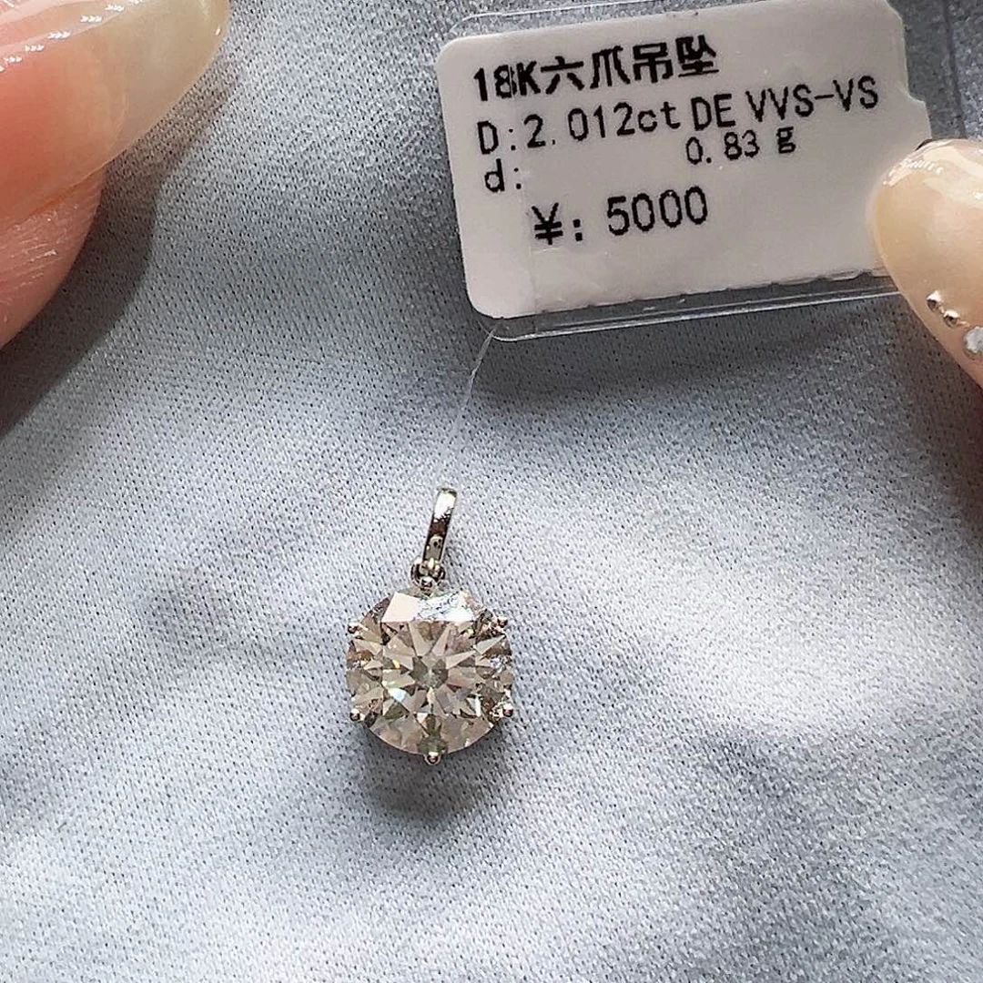 燕***儿18K金镶嵌实验室培育钻石套链2克拉，六爪吊坠