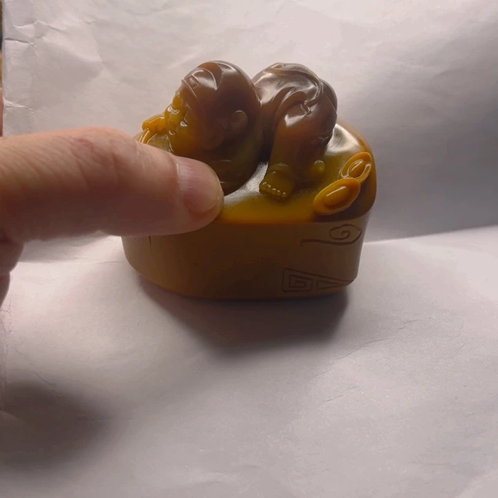 點***缀石英质玉未镶嵌珠宝奇石