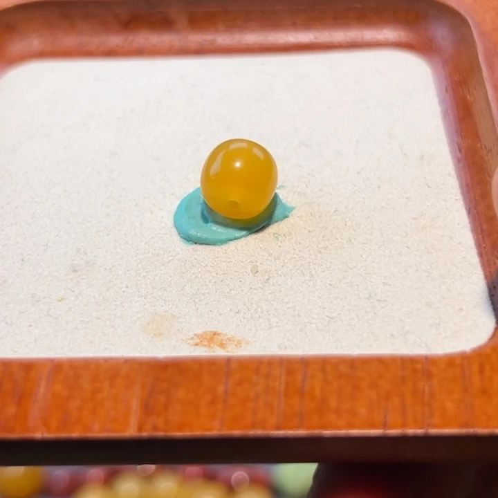 得***胜石英质玉（缅黄）未镶嵌卡10老型单珠