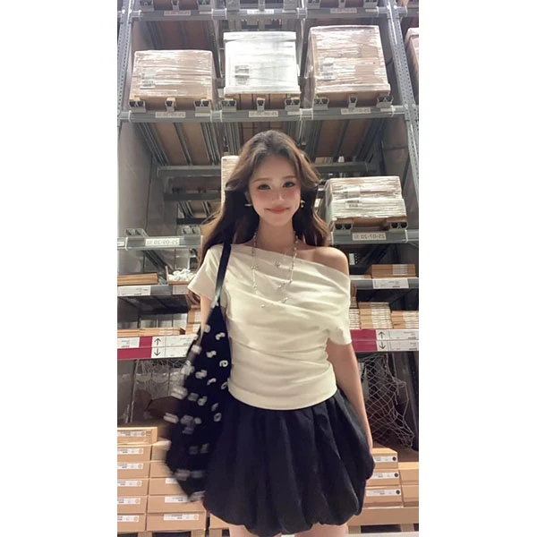 韩系不规则斜肩短袖T恤女装夏季设计感修身显瘦露肩上衣短裙套装