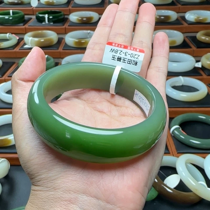 娟***。和田玉（碧玉）手镯未镶嵌