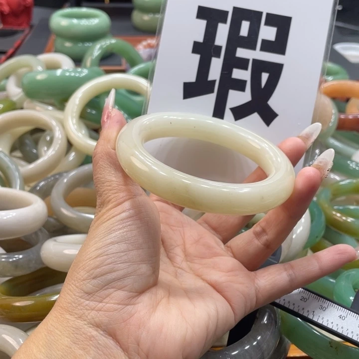 赵***石英质玉未镶嵌珠宝奇石