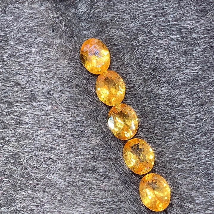 未镶嵌裸石石榴石（芬达石）2.5克拉