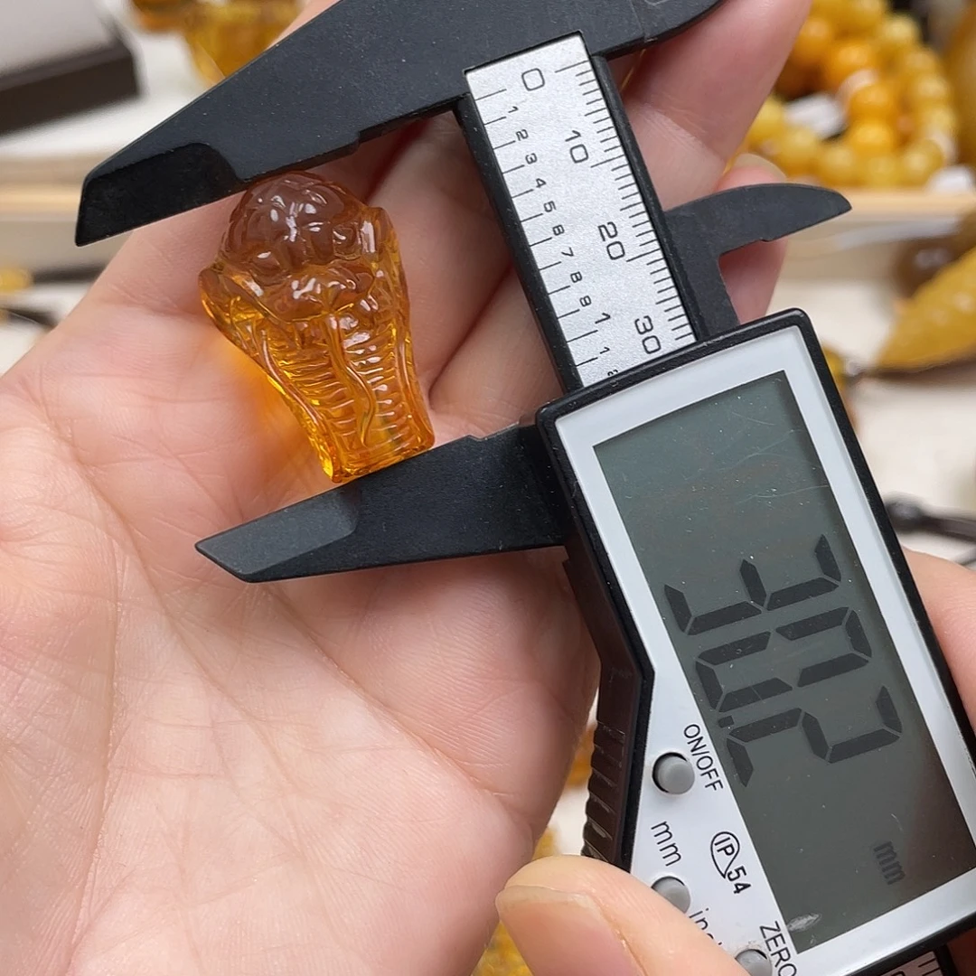蓝珀未镶嵌珠宝奇石三通 蛇 20.6*17.2