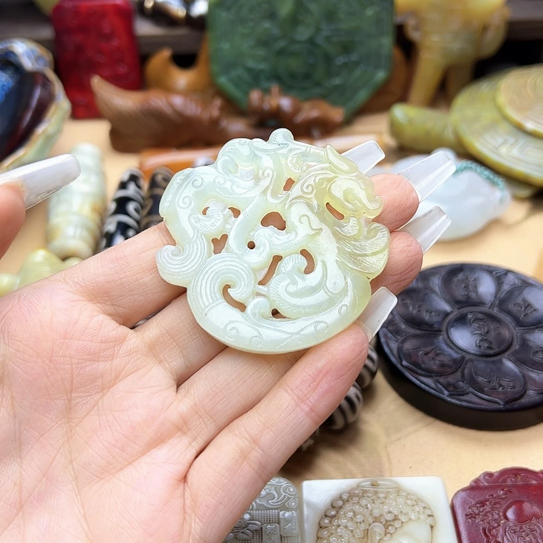 蛇纹石玉足铂镶嵌颈饰