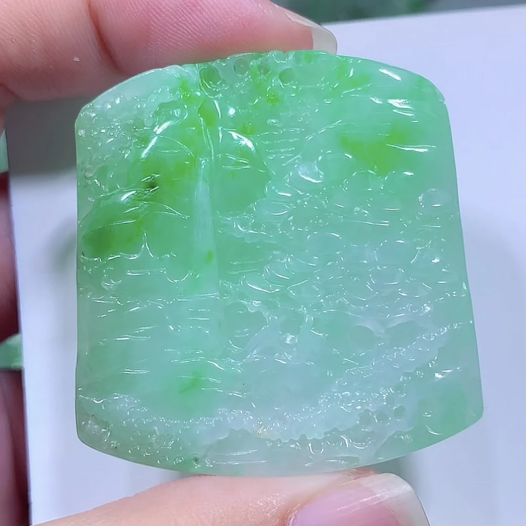 缅甸天然翡翠A货飘阳绿山水吊坠