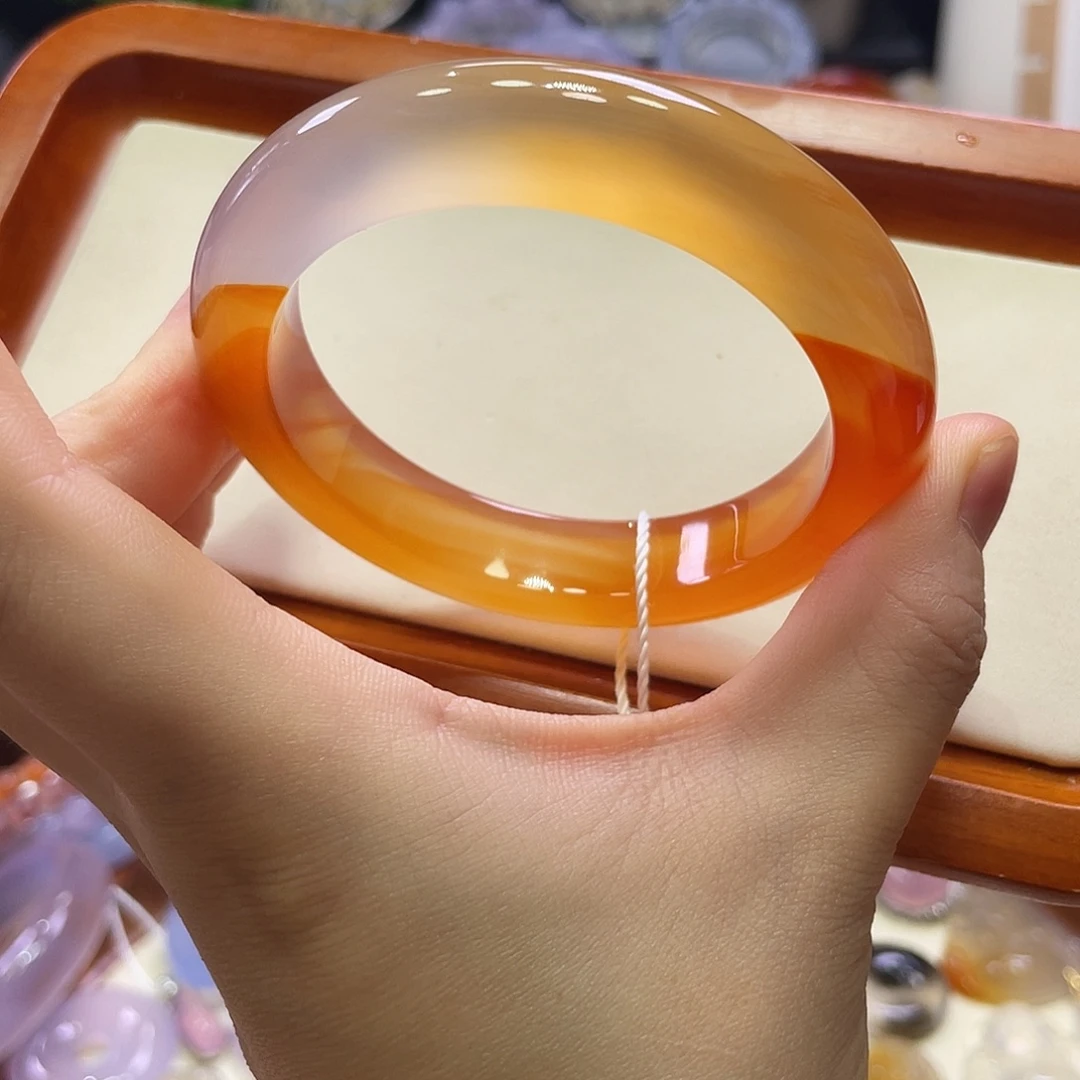 手镯玛瑙/玉髓未镶嵌不同角度不同光线下色不同