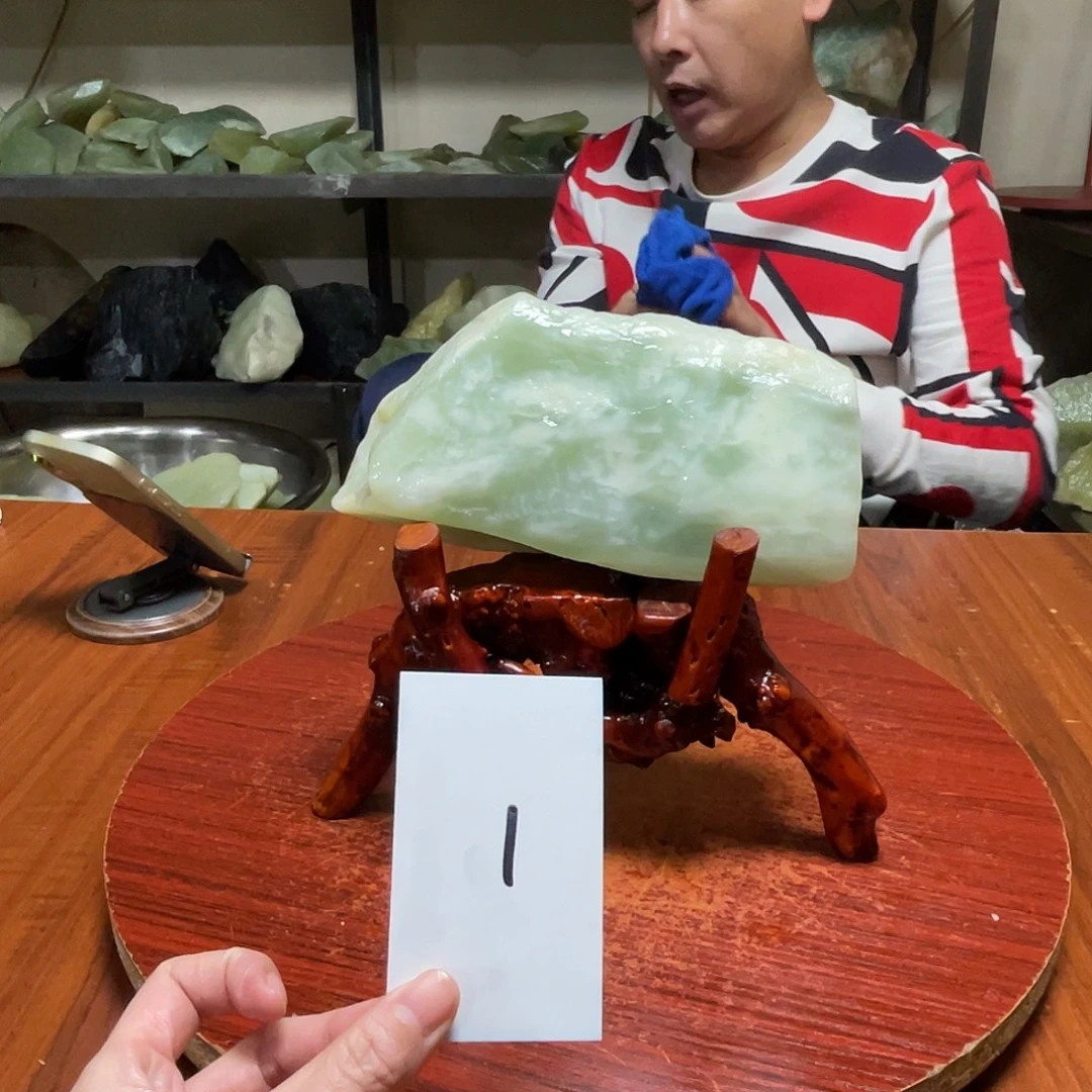 蛇纹石玉未镶嵌原石1