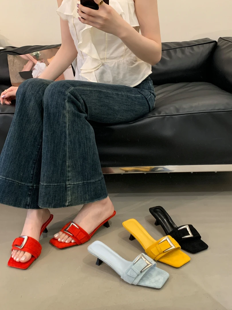 绒面皮带扣露趾方头小猫跟一字拖鞋女夏外穿法式绝美3cm高跟鞋子