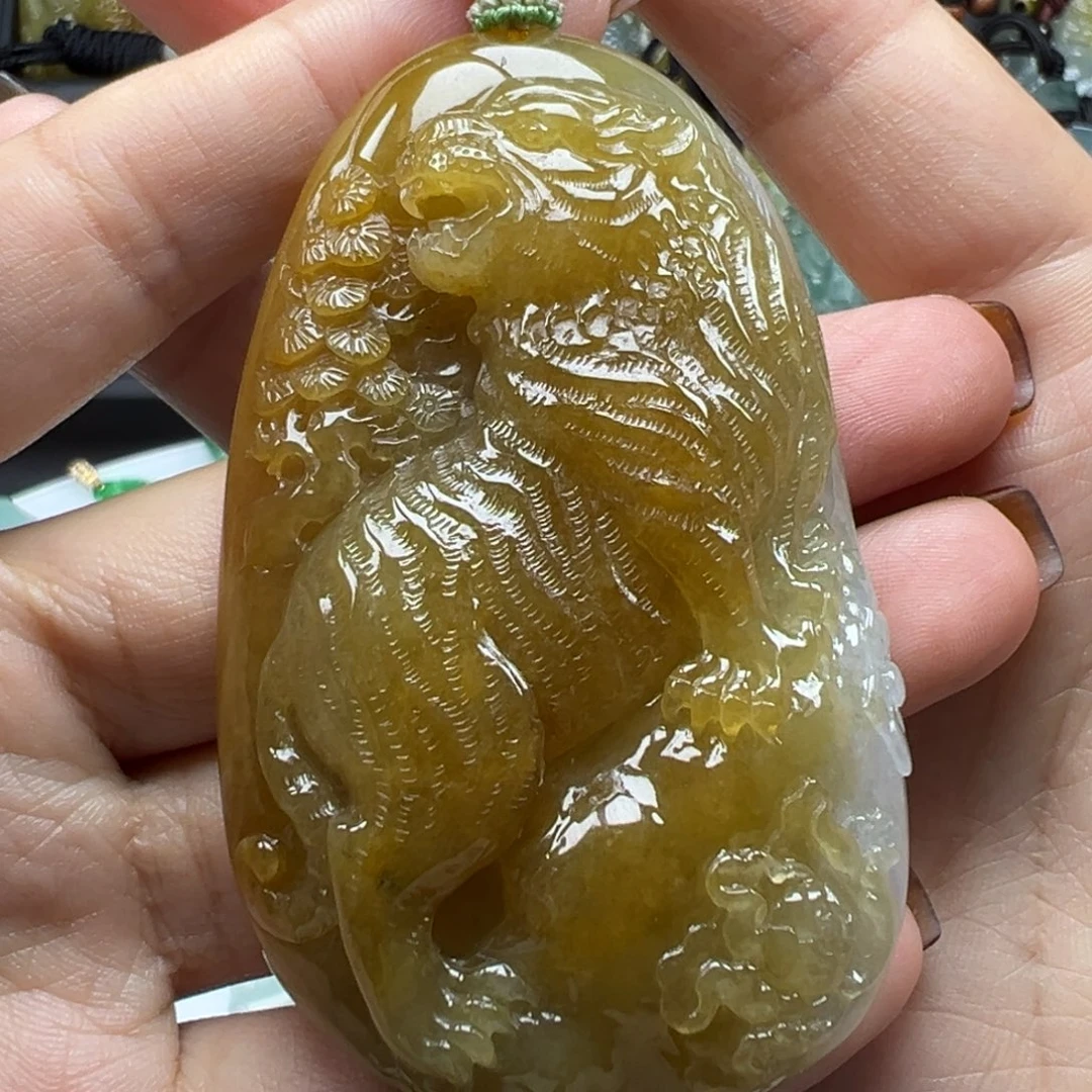 翡翠未镶嵌颈饰虎