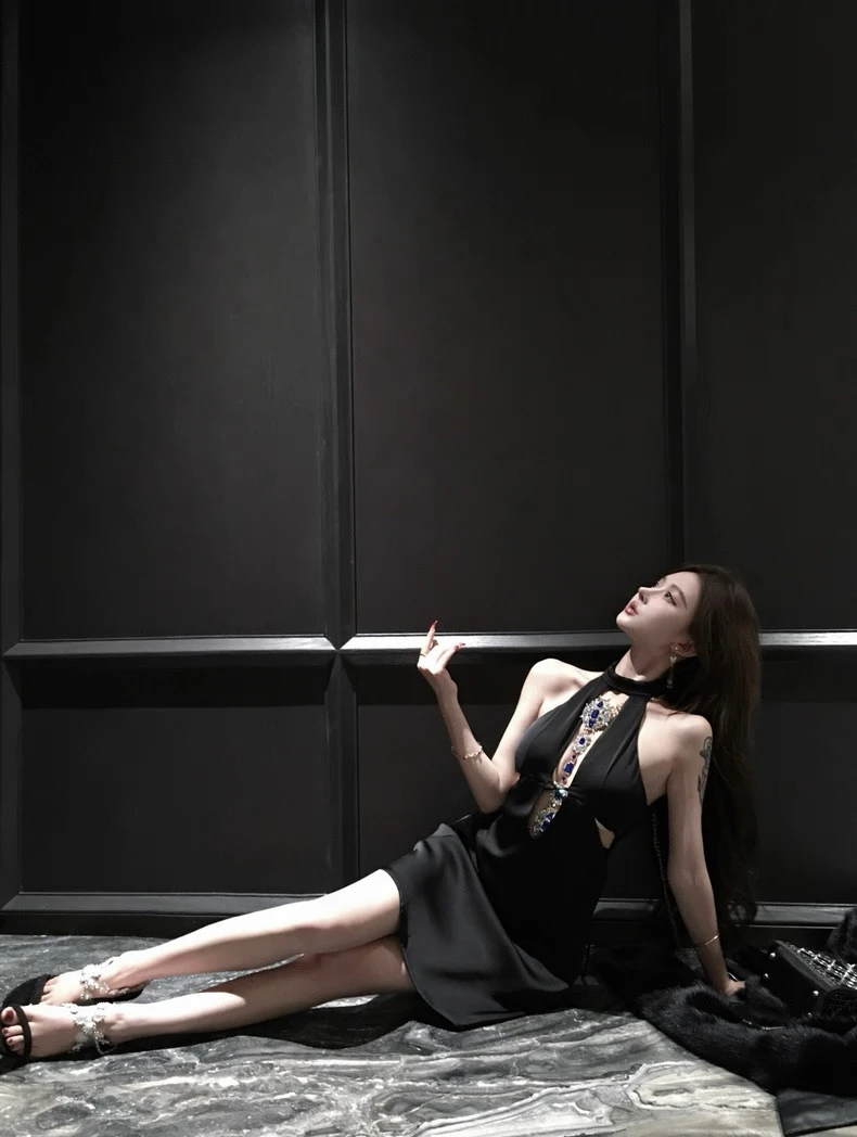 「4FMoon」千金名媛高级感镶钻镂空连衣裙女辣妹性感收腰黑色小礼裙