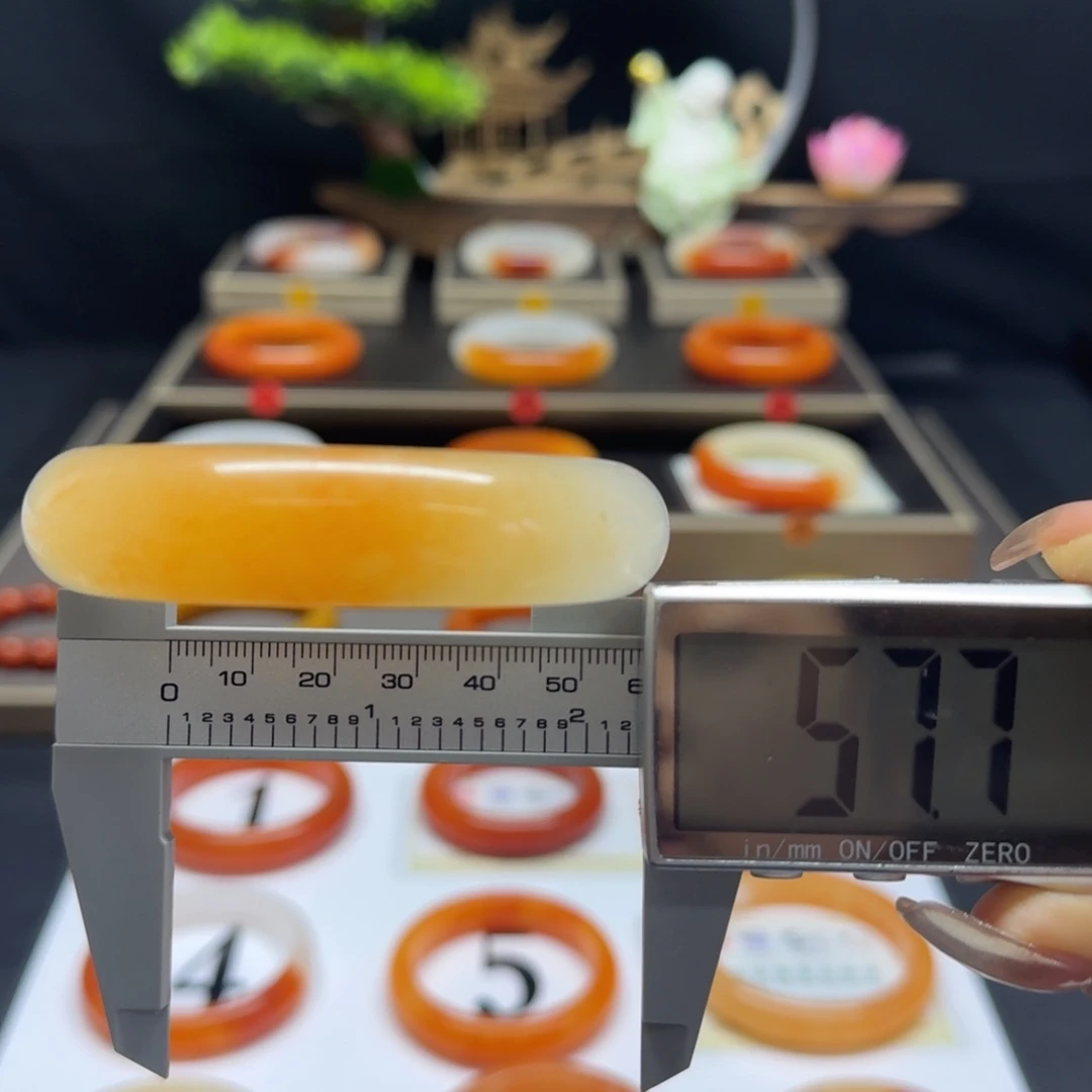 未镶嵌石英质玉（黄龙玉）手链