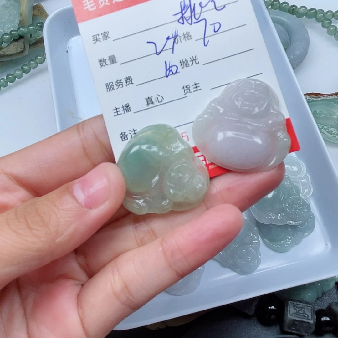 桃***。翡翠未镶嵌颈饰不