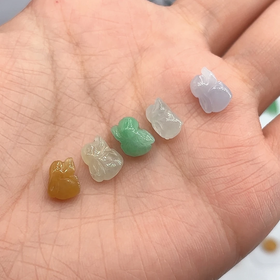翡翠未镶嵌颈饰一手兔子