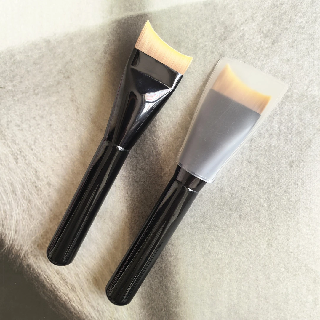 119鱼尾粉底刷大号扁头月牙刀锋轻薄无痕不吃粉便携弧形面膜刷