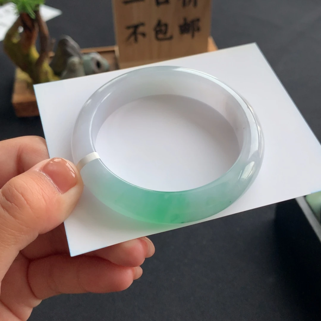 翡翠手镯未镶嵌翡翠