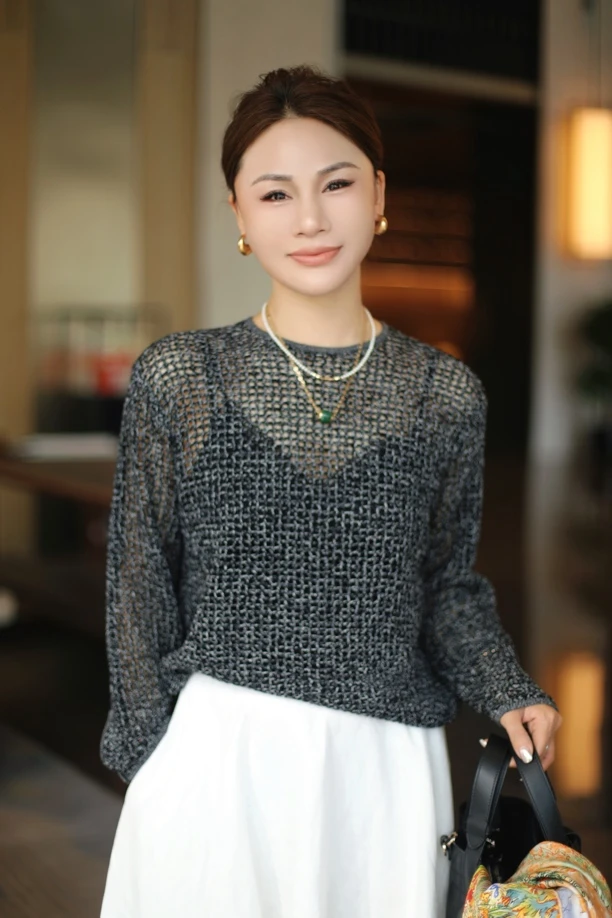 【荣姐精选】极简优雅黑白夹线镂空衫