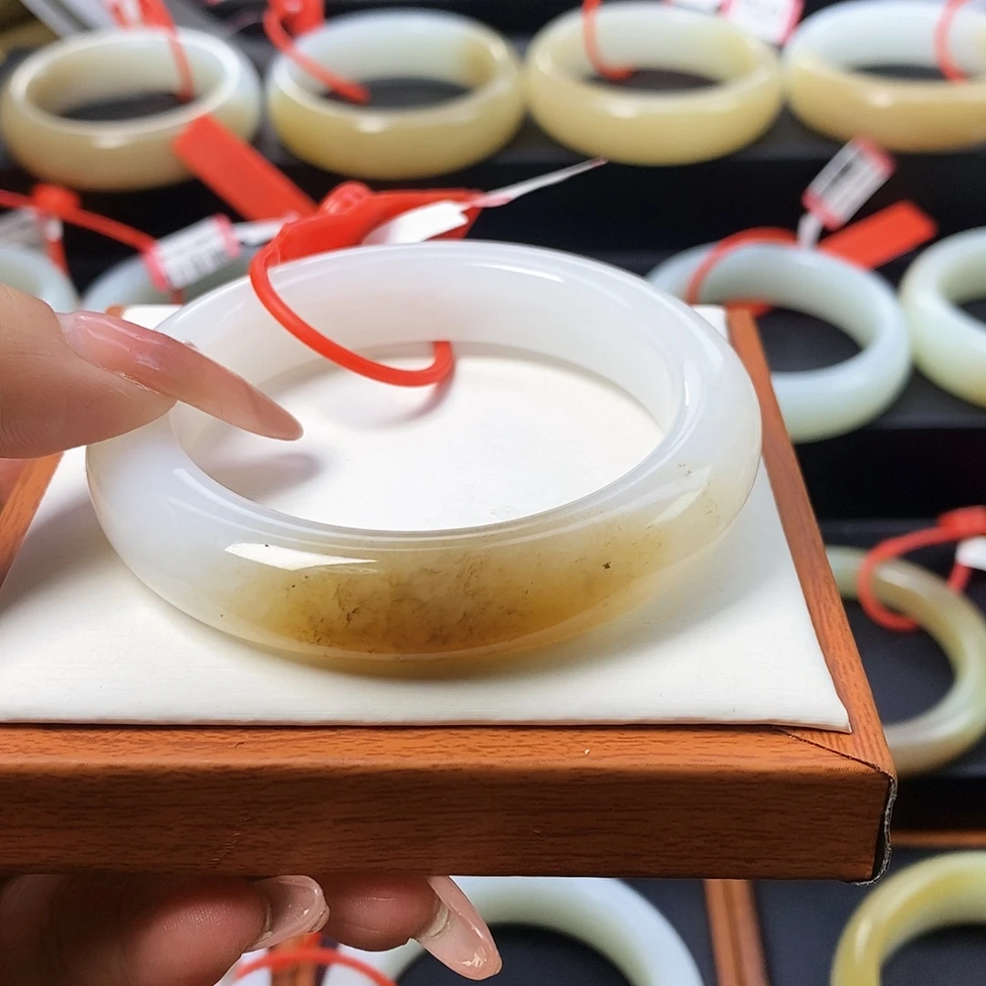 和田玉未镶嵌手镯