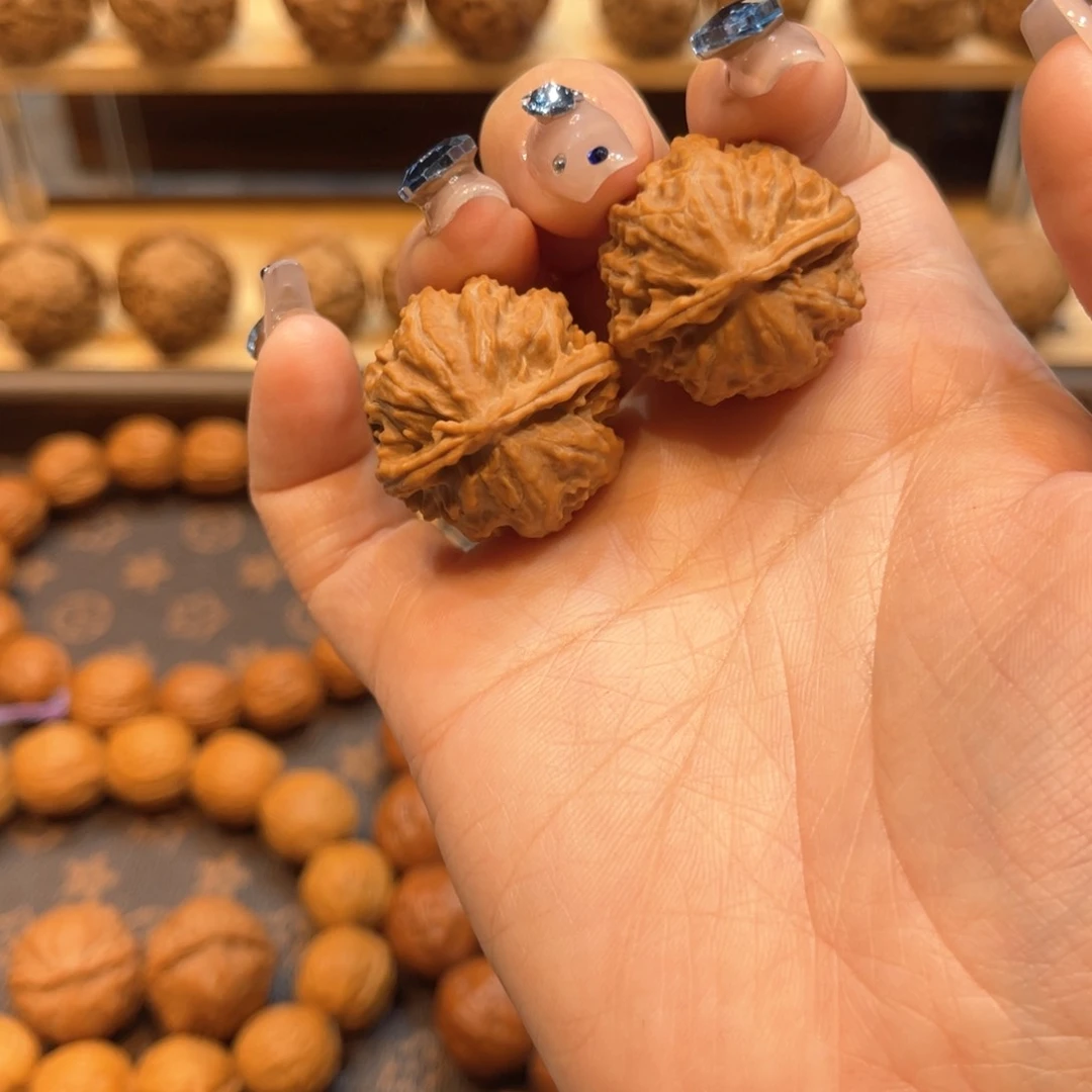 文玩核桃把件龙抓纹京八棱