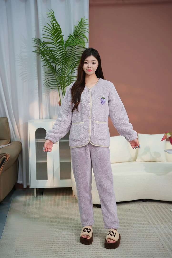 反季清仓珊瑚绒睡衣女中厚冬天睡衣秋天圆领甜美好看可外穿小葡萄