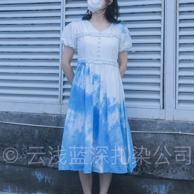 云浅蓝深 扎染V领花边A字裙