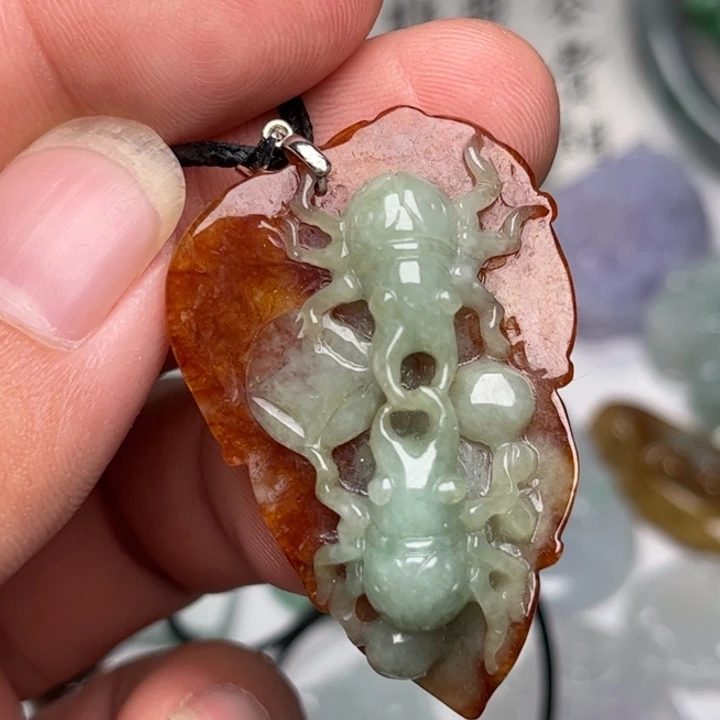 翡翠未镶嵌颈饰富甲一方