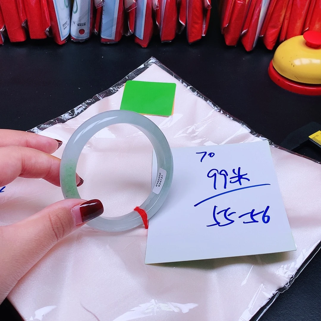 翡翠未镶嵌手镯70。