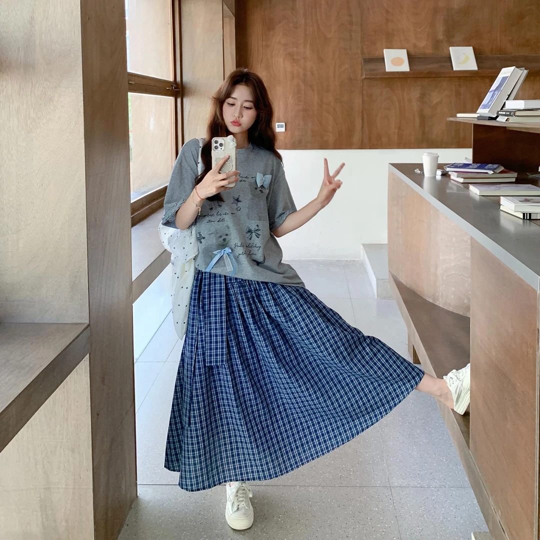 夏日流行减龄一整套穿搭女2025新款卡通印花T恤格子半身裙两件套