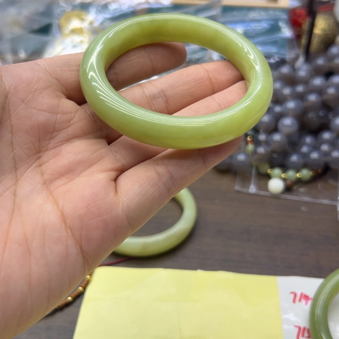 桃***福和田玉未镶嵌手镯53.5圈围712瑕