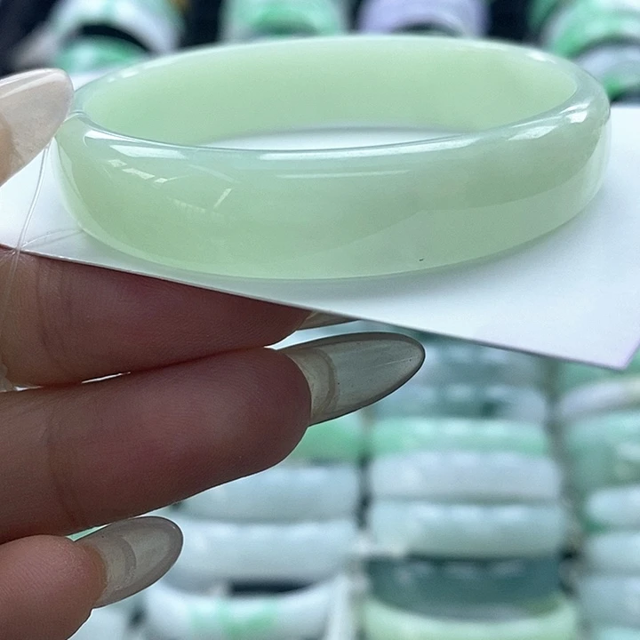 翡翠未镶嵌手镯公主