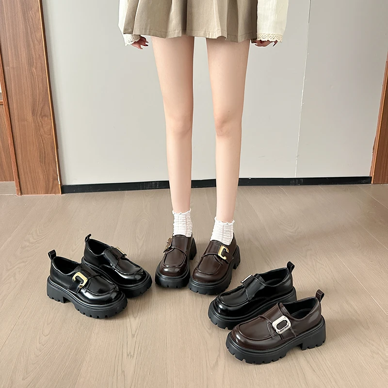 宽脚胖脚大码女鞋新春款镜面搭配两款金属扣魔术贴松糕厚底乐福鞋