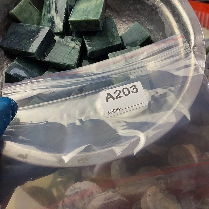 蛇纹石玉原未镶嵌冰*人