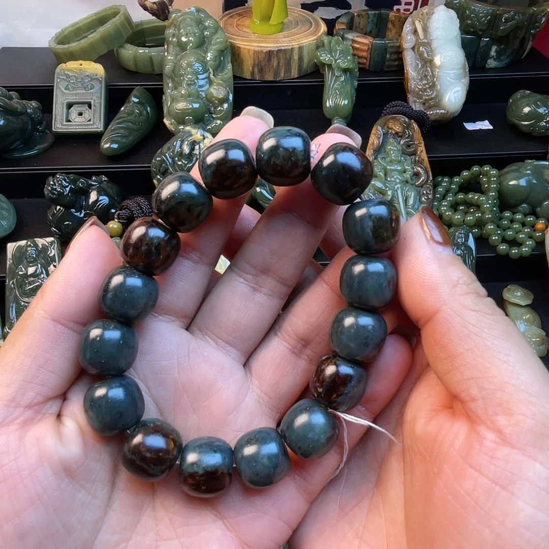 透闪石质玉未镶嵌挂件