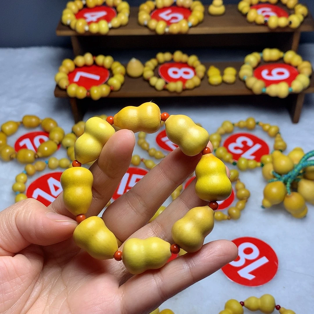 司***丽石英石草里金手串