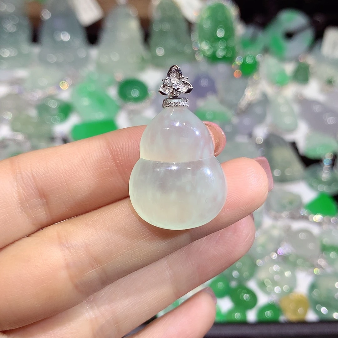 翡翠18K金镶嵌颈饰葫芦